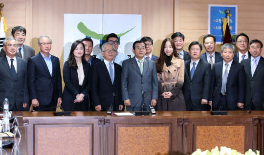 노사정이 '9.15 대타협'에 따른 후속조치로 '청년고용협의회'를 출범, 6일 오전 정부서울청사 노사정위 대회의실에서 열린 청년고용협의회 제1차 전체회의에서 김대환(오른쪽 네번째) 노사정위원장과 정병석(왼쪽 네번째) 위원장 등 참석자들이 기념촬영을 하고 있다.